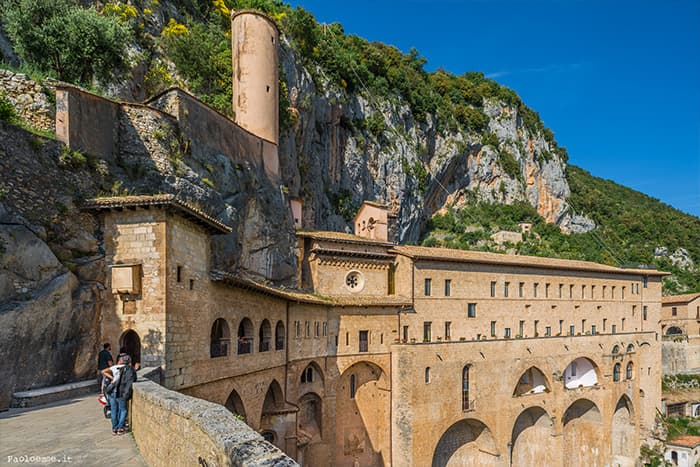 Scorcio del borgo di Subiaco con il ponte di San Francesco